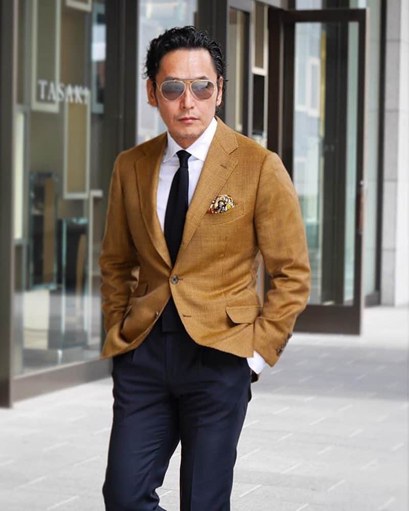 のインスタグラム：「GQのドイツ版に @gatsby_osaka さまのInstagramが紹介されました！ Sartoria Lazzarinのジャケットで素敵な着こなしです。  #STRASBURGO #strasburgolife #strasburgomens #sartorialazzarin #bespoke #fashionista #fashionlover #gentleman #gq」