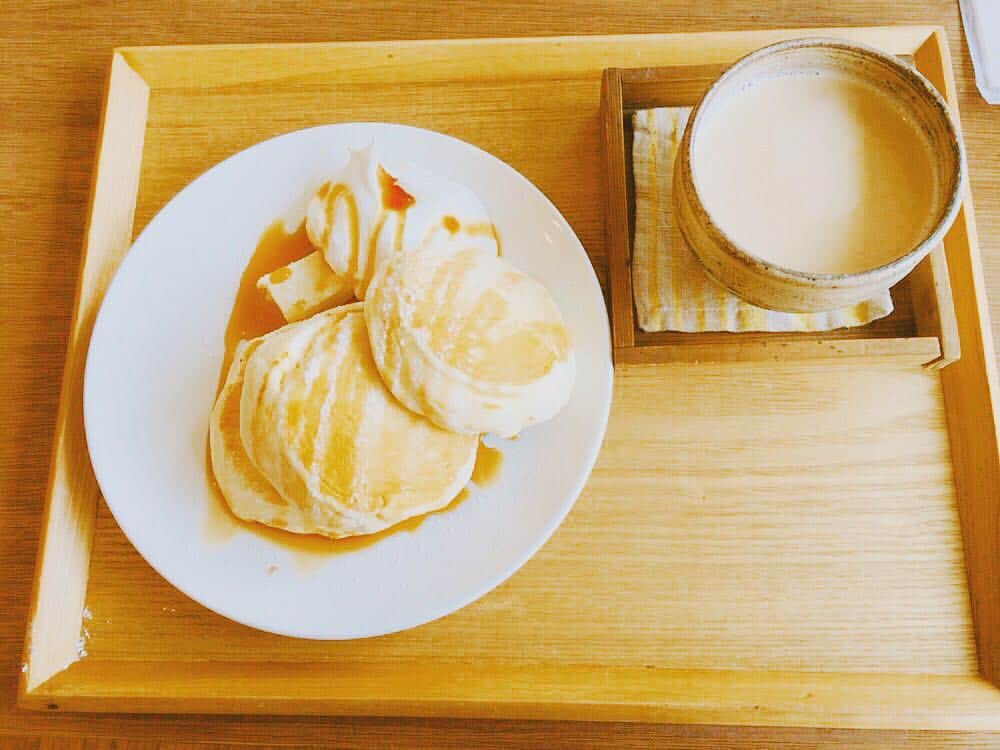 門田茉優のインスタグラム：「あやみちゃんとパンケーキ食べてきた〜 綺麗に撮れんかった😱 ふわっふわでおいしかったです◎ #pancake  #milktea #桜かふぇ」