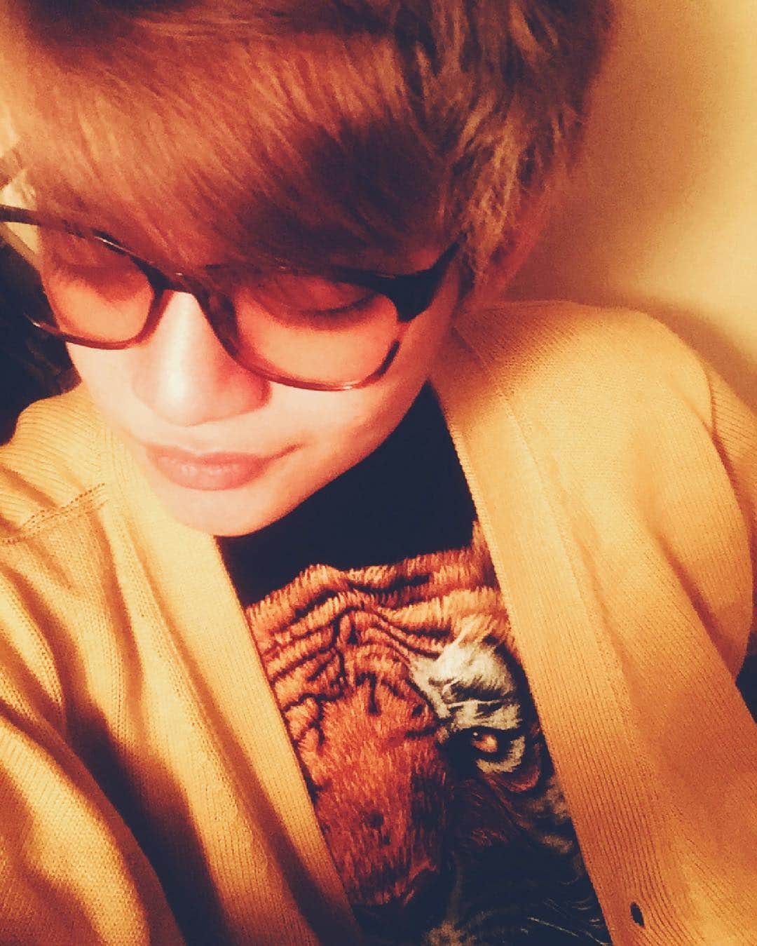 HiROMiのインスタグラム：「最近、カラー伊達メガネがマイブーム」