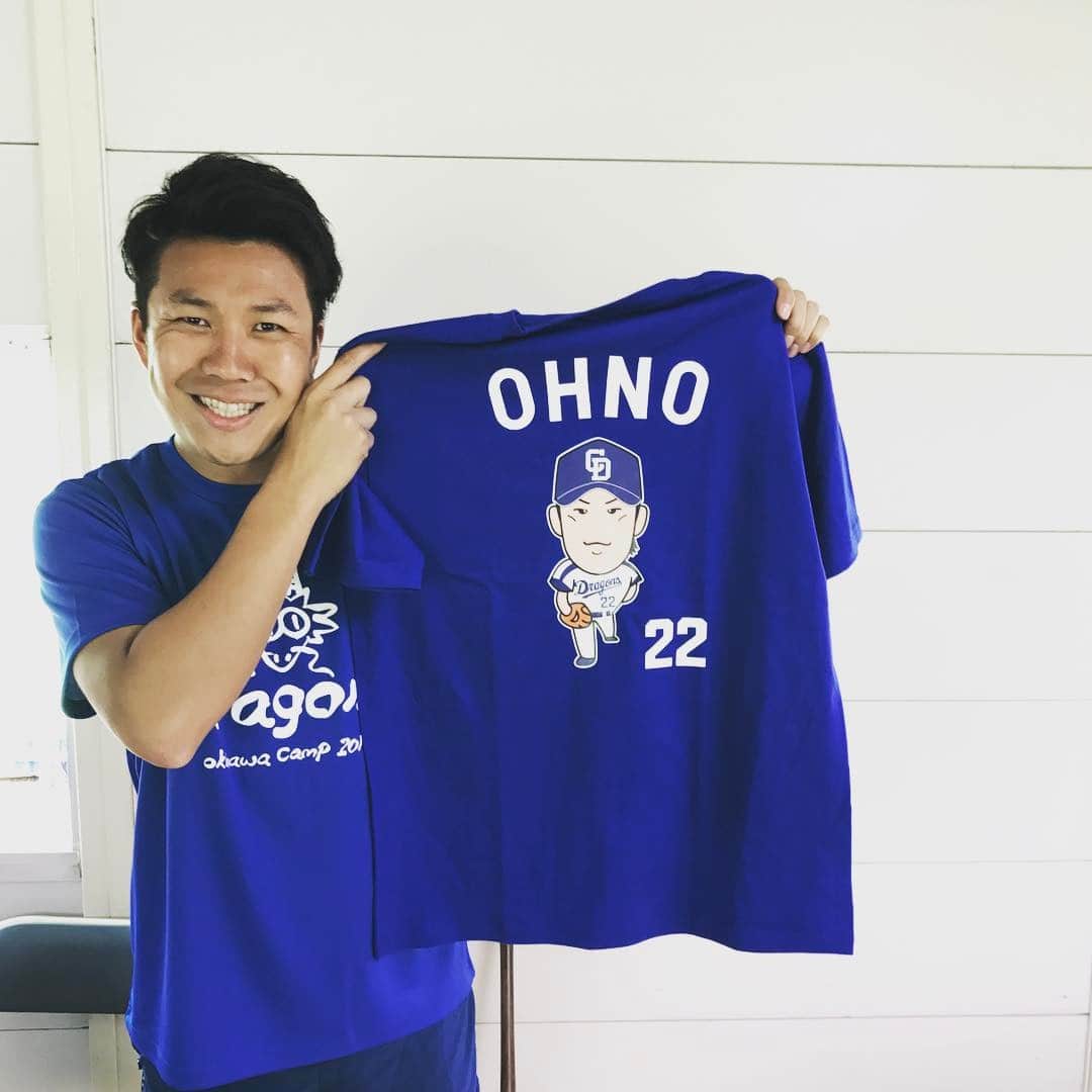 のインスタグラム：「今日から沖縄キャンプが始まりました！開幕に向けてしっかりキャンプで仕上げていきます♪そして今日は大野Tシャツの宣伝です！笑  着心地抜群！デザイン抜群！Tシャツの絵の顔より、本人の方がカッコイイのだけがおしい！笑  僕が着ているTシャツは沖縄キャンプ限定のモノみたいです(^^)みなさん是非よろしくお願いします♪  #沖縄キャンプ #選手Tシャツ #売り切れ御免」