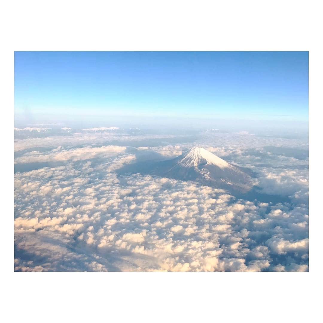 宇内梨沙さんのインスタグラム写真 - (宇内梨沙Instagram)「キャンプ取材の 宮崎行きの飛行機から見えた景色🗻  #富士山 #空からの富士山 #mtfuji #beautiful #雲海」2月1日 17時01分 - risaunai