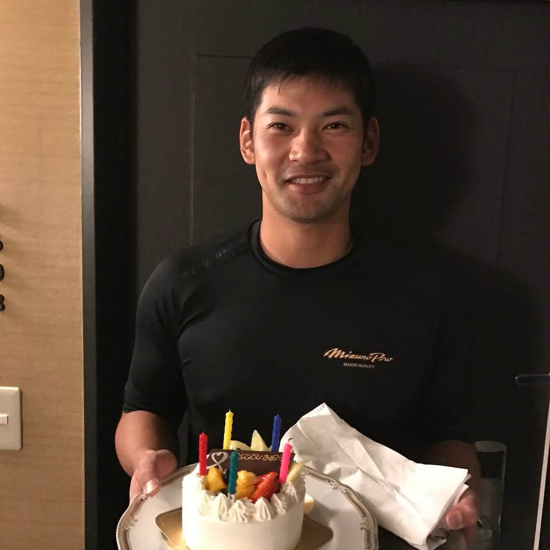 荒木貴裕のインスタグラム：「今日からキャンプインです！ そんな中、鵜久森さんの誕生日でした！ おめでとうございます🎉」