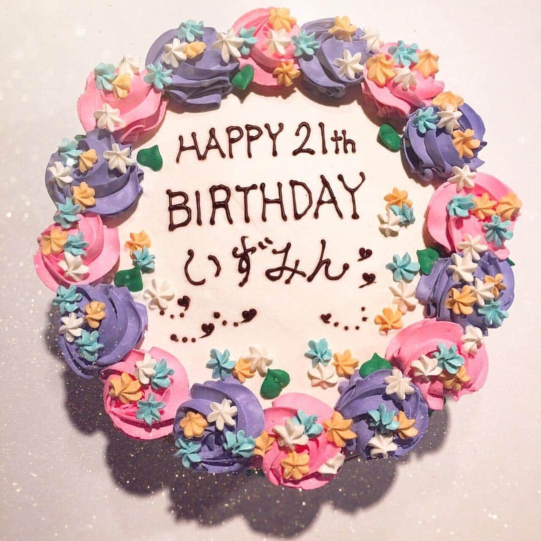 小泉遥のインスタグラム：「* 誕生日ケーキ可愛ゆい🎂💐✨ * #instagood #cake #birthday #food #sweet #happy #shortcake #Delicious #cream #flower #chocolatecake」