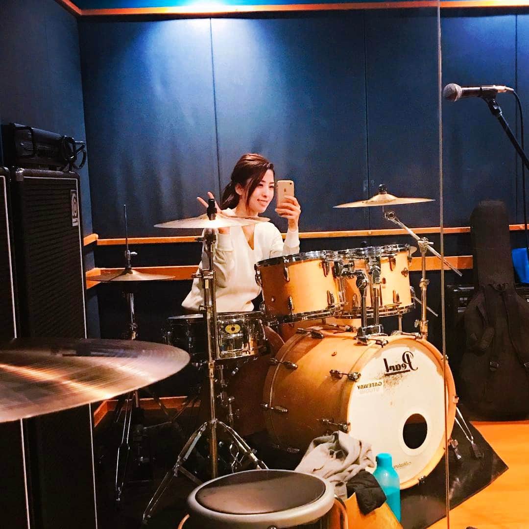 松井絵里奈さんのインスタグラム写真 - (松井絵里奈Instagram)「スタジオ〜♡ #music #楽器の音色が好き #ギター #ピアノ #ドラム #松井絵里奈」1月9日 12時21分 - erina74xx