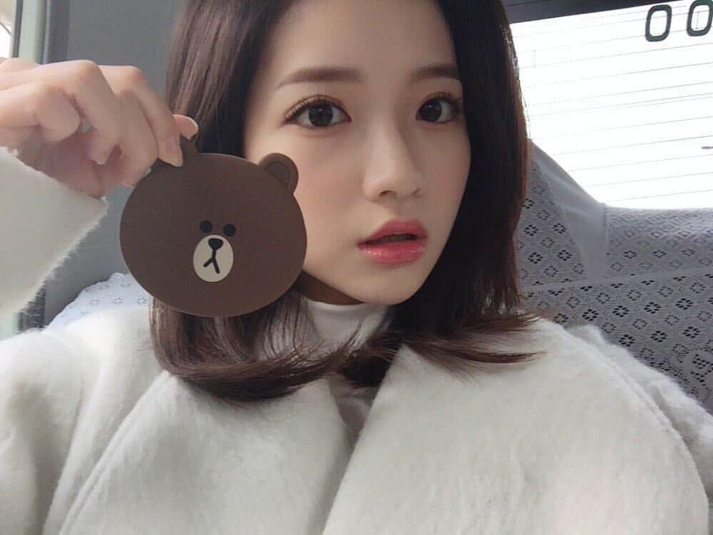 南りほのインスタグラム：「新成人の方々おめでとうございます🎊 私も成人してから1年経った。。早すぎ🤔 #ブラウン」