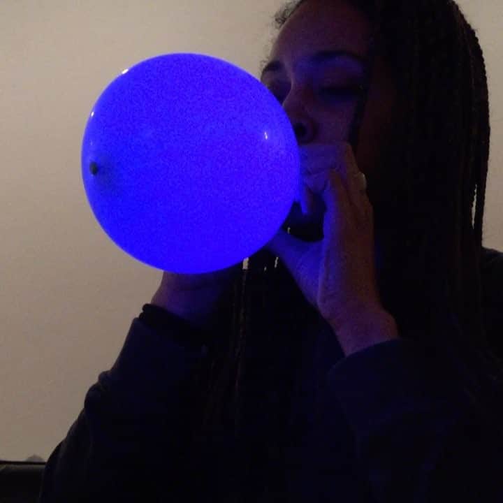 ウィラ・ホランドのインスタグラム：「😗💨💙」