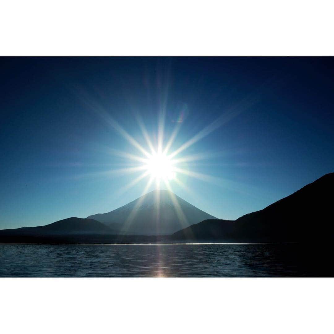 大越光貴さんのインスタグラム写真 - (大越光貴Instagram)「Diamond Fuji!? #DIAMONDFUJI #2017 #sunshine #sunrise #blue #sky #shadow #contrast #lake #motosu #yamanashi #japan #nature #wild #photographer #nikon #d7000 #ダイアモンド富士 #惜しい #日の出 #本栖湖 #山梨 #日本 #ファインダー越しの私の世界 #ニコン」1月9日 22時09分 - koukoshi