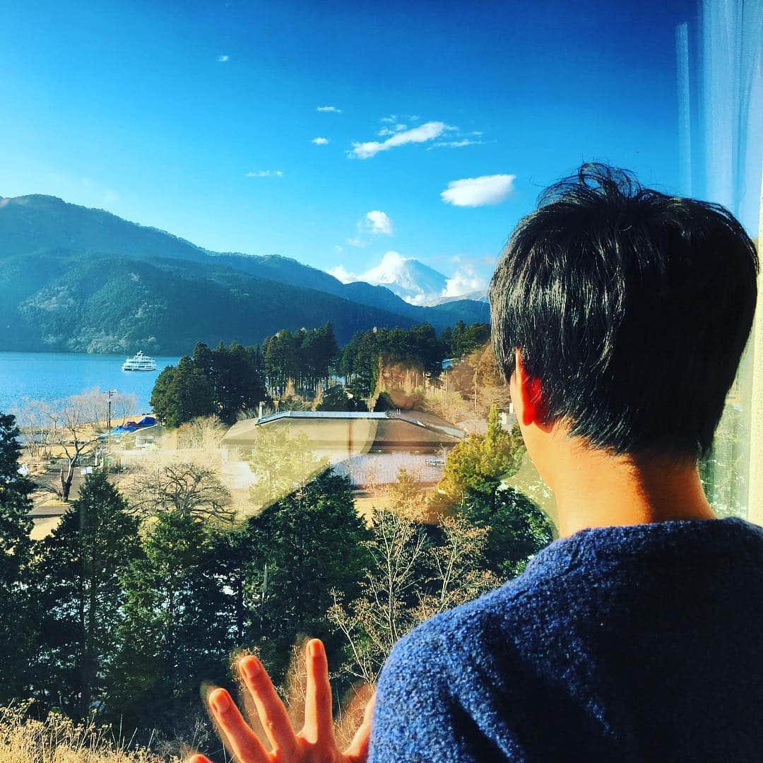 井上聡さんのインスタグラム写真 - (井上聡Instagram)「正月旅行での旅館の部屋の中からのビュー。 芦ノ湖畔から富士山がきれいに見えるいいお部屋だこと。もうこのままずっとここに居ようかなあ。 #浮かれてほとんど寝てない #富士山をみてるフリして実際は目をつぶってます #後輩が酔っぱらって芸について相談してくる #そうかそうかと聞きながら心の中では「知らんがな」と思っている #だんだん腹立ってきたよ #芦ノ湖に沈めてやろうかな #2017年の幕開け」1月9日 15時19分 - _ino__