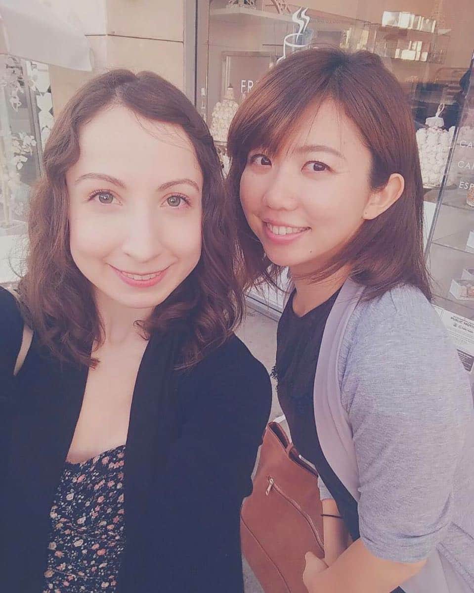 吉田沙織のインスタグラム：「Enjoy hanging out with friends 👗✨ #coffee #beveryhills #やっぱチワワ抱えて歩いてる人いるところ #🐶 #モルモット派」