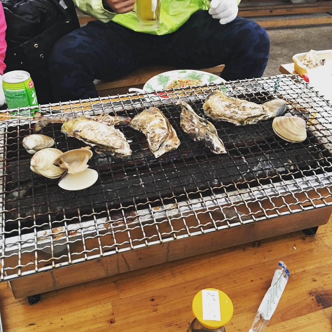 三ツ俣大樹のインスタグラム：「休日でカキ小屋に行ってきたぁ〜〜 大粒の牡蠣は美味すぎる！！ #浅尾拓也#三ツ俣大樹#友永翔太#中日#福岡県糸島市#船越かき#カキ小屋」