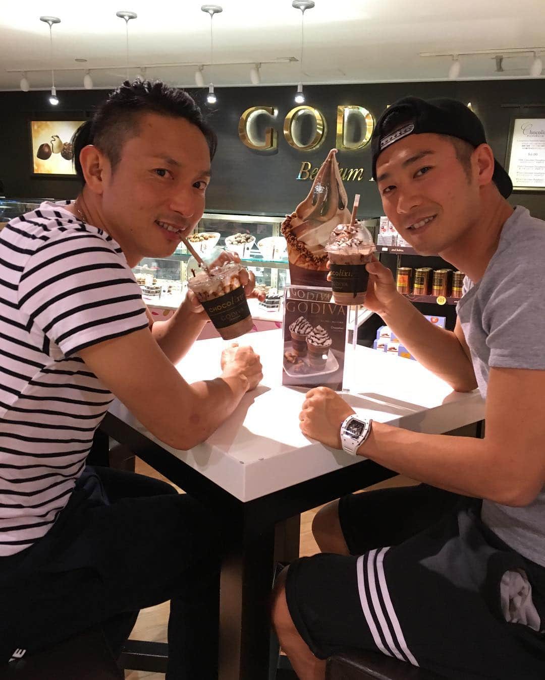 西岡剛のインスタグラム：「GODIVAのシェーク2006WBCのときサンディエゴで初めて飲んだよなーって盛り上がって😁 買ってしまった🤣 #阪神タイガース  #西岡剛  #川崎宗則  #munenorikawasaki #GODIVA #ハワイ」