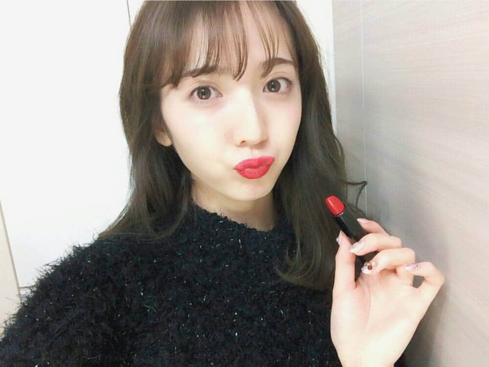 平木愛美のインスタグラム：「先日実家にてな写真🌹笑  今日は真ん中の弟と従姉妹も成人式💘 私は兄弟～親戚のなかでも一番長女なので、弟たちが成人式なんだって思うとなんだか凄く不思議で。感慨深いです。おめでとう♡  この間も、可愛い従姉妹ちゃんがもうお酒飲むようになっていて🌹🍶(私が飲めないからよけいに不思議な感覚。笑)大人になったように見えた！  わたしも成人式からもう３年。大人だなぁ。笑  今年は大人な女性にすこしでもなれるよう、皆と一緒に成長できたらいいなぁ💘  この時のリップはSHISEIDOと @skinware_organic コラボのルージュルージュ💄 茜色のオーガニックコットンな下着も心地よく、可愛いのです💘  今日は母の誕生日でもあって、おめでたい日🌹🌹 改めて新成人の皆様おめでとうございます。💘」