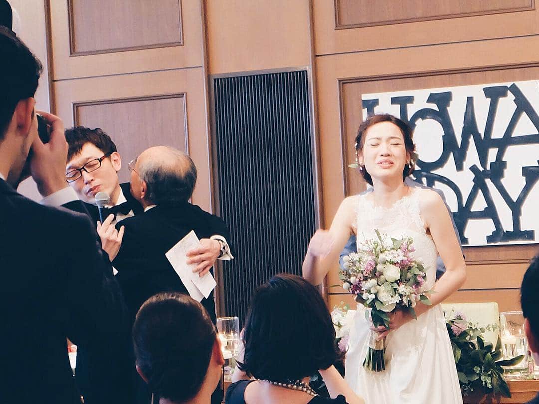 藤田可菜さんのインスタグラム写真 - (藤田可菜Instagram)「👰🏻 * * * - 2017.1.7 - 大好きが飛び越え過ぎて 姉妹のような存在の #大戸千絵 の結婚式💕 少しも口を閉じない花嫁は ちえまんらしい賑やかな式でした（笑） いっぱい泣いていっぱい笑えた日。 幸せをありがとう♡ * * * #あなたの幸せは私の幸せ #なぜか司会の一精さんと抱き合うおじいちゃん #そしていつものちえまんの顔😂 #本人の許可を得ています #すっっっっごく綺麗だった #福田晃斗♡大戸千絵♡結婚式 #大好きな二人」1月9日 20時18分 - fujikana0219