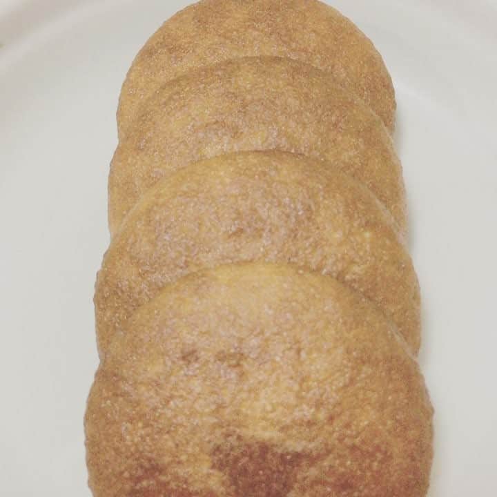 HiROMiのインスタグラム：「クッキーと見せかけて  #丸ボーロ#初めて食べる日本のお菓子#丸ボーロ初挑戦  でもなんでくっついてんのかね？😒 四つも食べていいってことかな？☺️」
