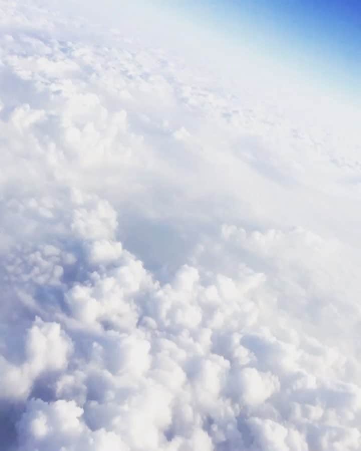 藤綾乃のインスタグラム：「. * 飛行機は窓側派✈️✨ 寝てる時と映画見てる時以外は ずーっと外眺めてる。。 特に雲の上に上がった☁️この瞬間が ダントツにテンション上がる！！！！笑 いや、テンション上がってる場合じゃない。 明日朝早いんだった＼(^o^)／＼(^o^)／ 3時間後に起床します。おやすみなさい。 * #sky #cloud #white #blue #雲 #☁️」