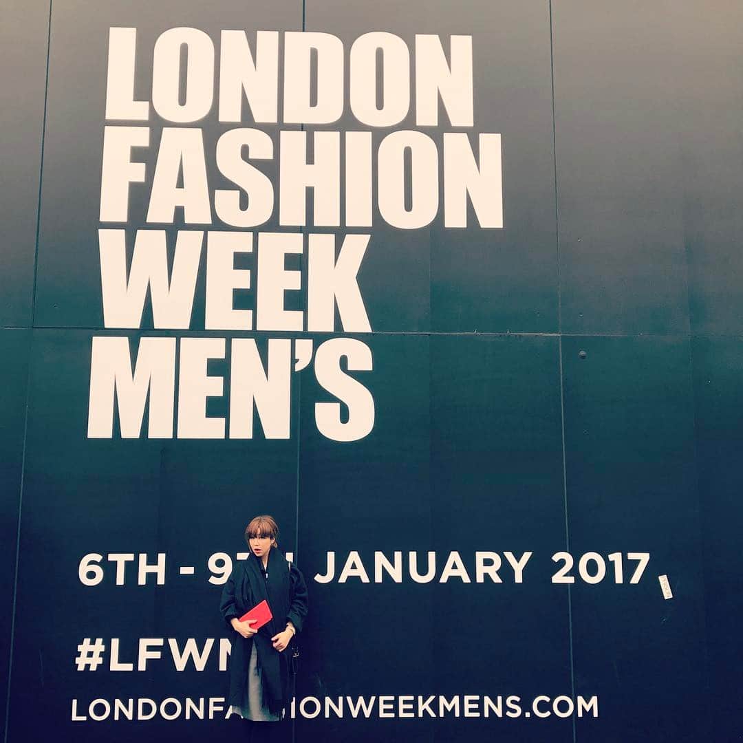 MEGのインスタグラム：「雨の #LondonFashionWeek 月曜日。お友達のコレクションを観るの日。」