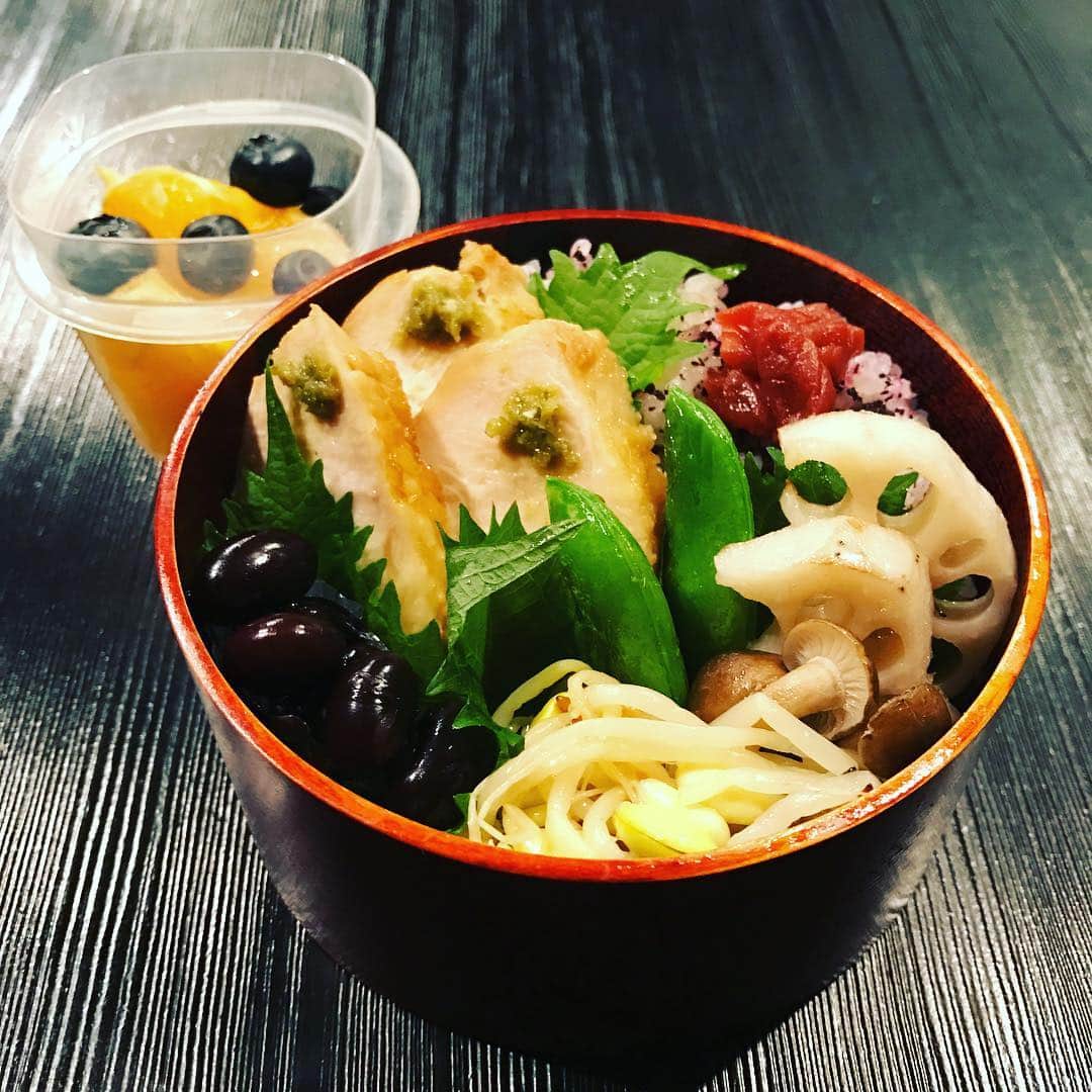 滝沢眞規子さんのインスタグラム写真 - (滝沢眞規子Instagram)「おはようございます。鶏むね肉のやわらか煮にちょっと柚子胡椒。しっとり仕上がって良かった。あとはゆかりご飯など。今日から新学期だね。行ってらっしゃーい😊#タキマキ長女弁当」1月10日 5時54分 - makikotakizawa