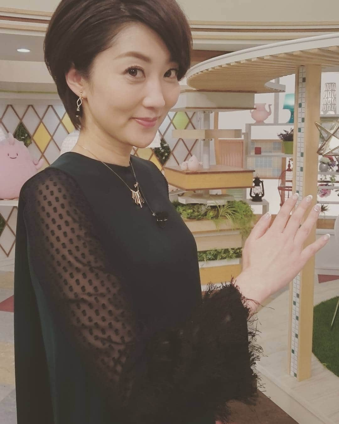 池尻和佳子さんのインスタグラム写真 - (池尻和佳子Instagram)「す、透けてる～☺ 今日の衣装は、反響がおおきかったようです❇❇ 歌手のステージ衣装？なんて言われましたが、このままニュース読ませて頂きます🙏  #衣装#スタイリスト #さけみゆみ #kaene #今日感テレビ #すけすけ」1月10日 16時45分 - wakako_ikejiri_rkb