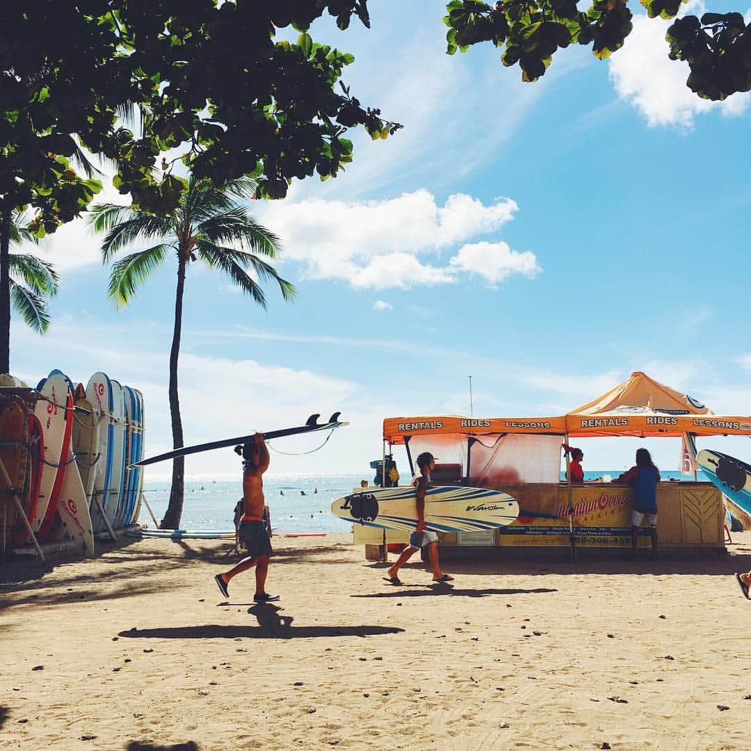 #RINKAgramHawaiiさんのインスタグラム写真 - (#RINKAgramHawaiiInstagram)「今日は波あるかな〜👀🏄 #rinkagramhawaii #rinkagram #waikikibeach」1月10日 10時49分 - lealeagram_hawaii