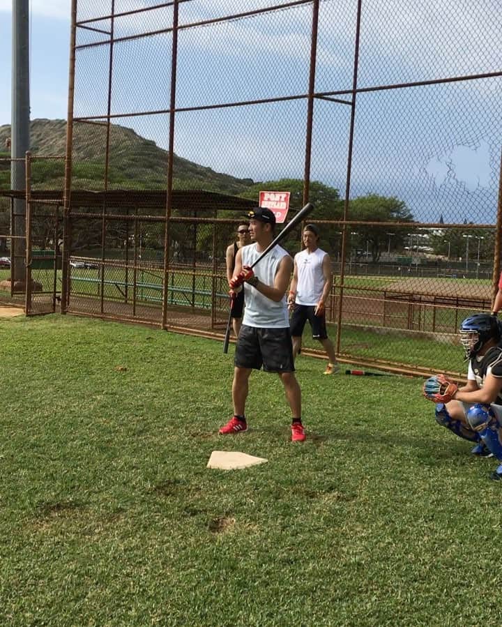 西岡剛のインスタグラム：「ソフトバンクの城所君はいつもハイテンションです。 それに賛同する川崎さん😂 遊びではないですよー🙄 #阪神タイガース #西岡剛  #川崎宗則  #城所龍磨 #千葉ロッテ」