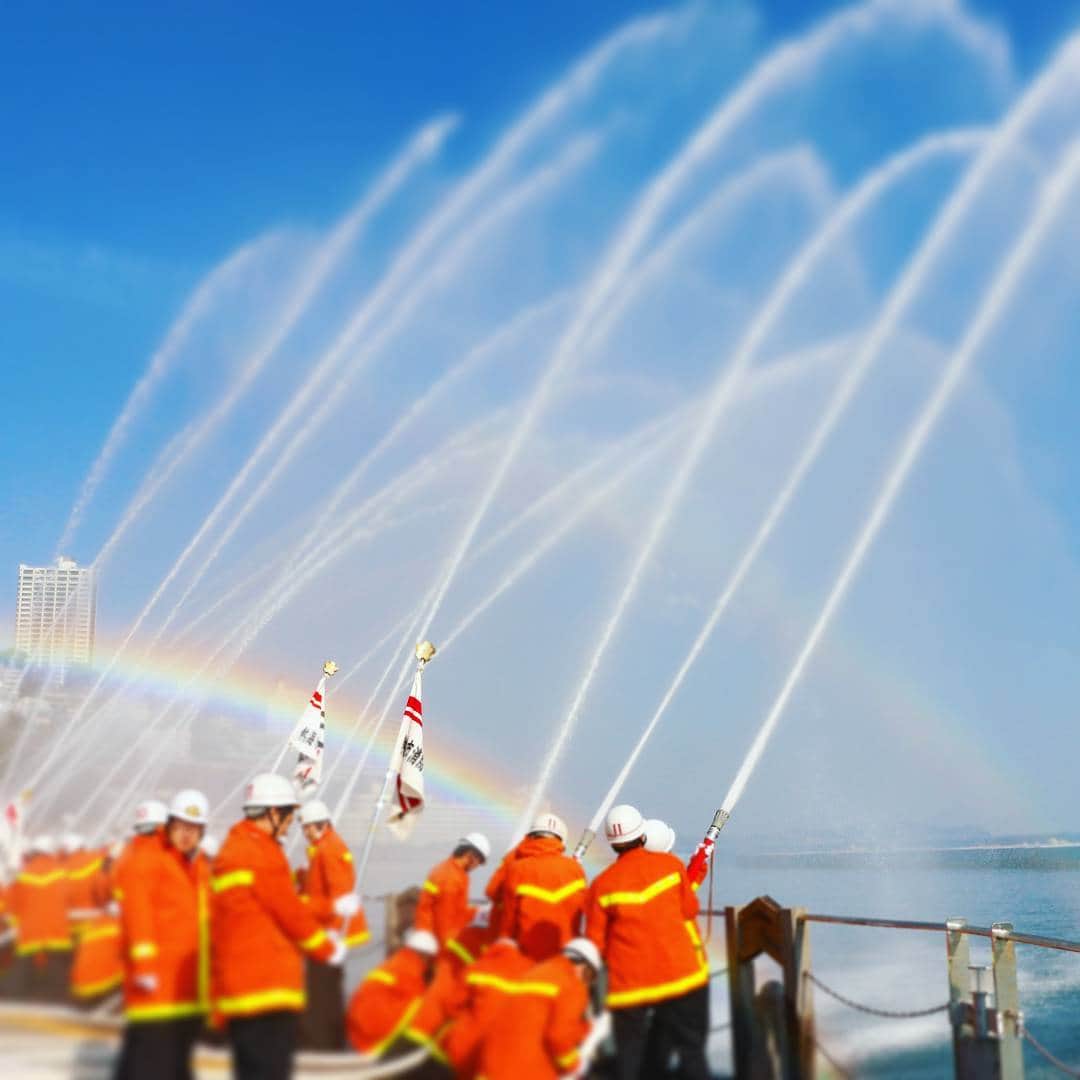 熱海市さんのインスタグラム写真 - (熱海市Instagram)「虹、かけちゃうよ。  #熱海 #虹 #青空 #カコソラ #消防団 #出初式 #ムーンテラス #atami #rainbow #sky #firefighting #あるときは #火を消し #またあるときは #虹をかける #そんなすごい人が #熱海にはいっぱい」1月10日 11時41分 - atami_official