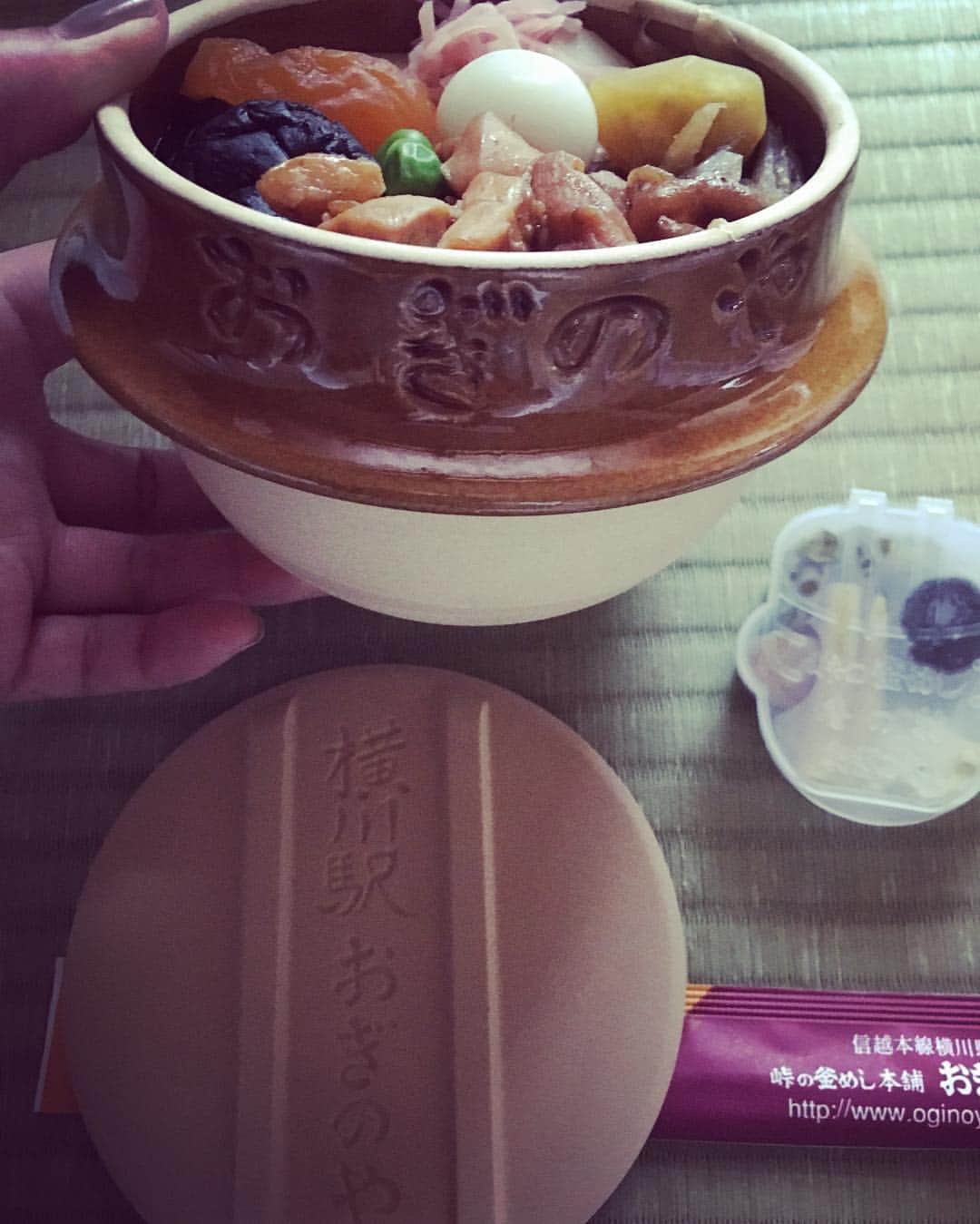 笛木優子のインスタグラム：「お昼。 紫吹さんからの差し入れ🍱💓 久しぶりの峠のかまめし。やっぱり美味しい！ しかも、これ本当に1合分のごはん🍚が直火で炊けるというミニ情報を入手して、舞い上がってたけど、、うちIHだ、、、😭 #おぎのや #峠の釜めし」