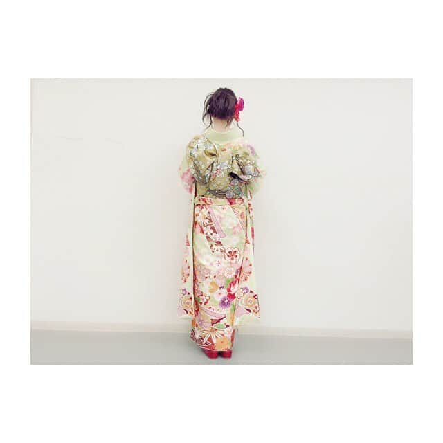 上西恵さんのインスタグラム写真 - (上西恵Instagram)「後ろはこんな感じでした😊 帯は上品な緑😊😊 #着物 #振袖  #kimono #furisode  #japaneseculture」1月10日 14時11分 - jonishi_kei