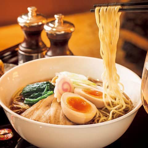 東京カレンダーさんのインスタグラム写真 - (東京カレンダーInstagram)「『シャングリ・ラ ホテル 東京』の人気NO.1と言えば、煮干し＆鶏ガラスープの昔ながらの中華そば。 ツルツルの喉ごしの麺がたまらなく、実はこちらルームサービスで味わえるんです！ #東京カレンダー #東カレ #ラーメン #シャングリラホテル東京 #ルームサービス #麺」1月10日 21時39分 - tokyocalendar