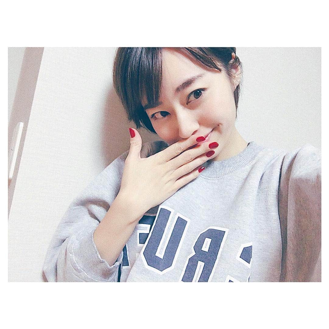 小祝麻里亜のインスタグラム：「ネイルを赤にチェンジ❤️というより、髪をベリーショートに🙈🙈Baby以来…✂︎ 人生で1番短くしちゃった💇 - #新年早々#イメチェン#ショートヘア #ベリーショート#ビュートリアム七里ヶ浜 #川畑タケル さん#ありがとう#赤ネイル #shorthair #red#nail#rednails #stunninglure #tops」