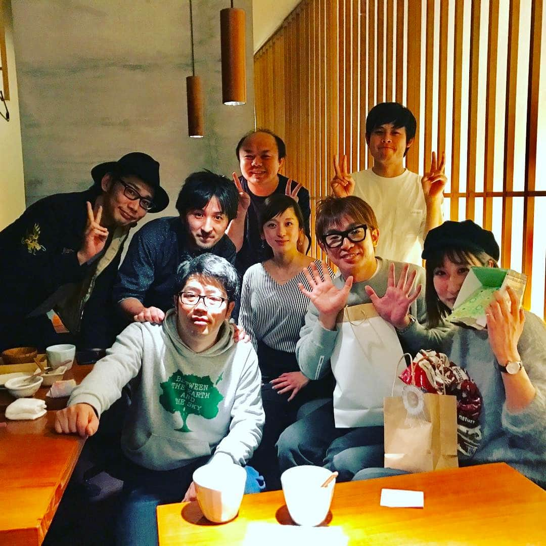 濱口優さんのインスタグラム写真 - (濱口優Instagram)「#濱口女子大学 #新年会  #サプライズ #誕生日会 #してもらいました #鬼ヶ島 #和田 くん #ワンワンニャンニャン #菊地 くん #オジンオズボーン #篠宮 くん #ディレクター #久野 さん #メイク #ミポリン さん #AD #森 ちゃん から #プレゼント #頂きました #ドランクドラゴン #拓 くん #騙されて #プレゼント #忘れさせられた #凹んで #写ってます」1月11日 0時46分 - hamaguchi_masaru