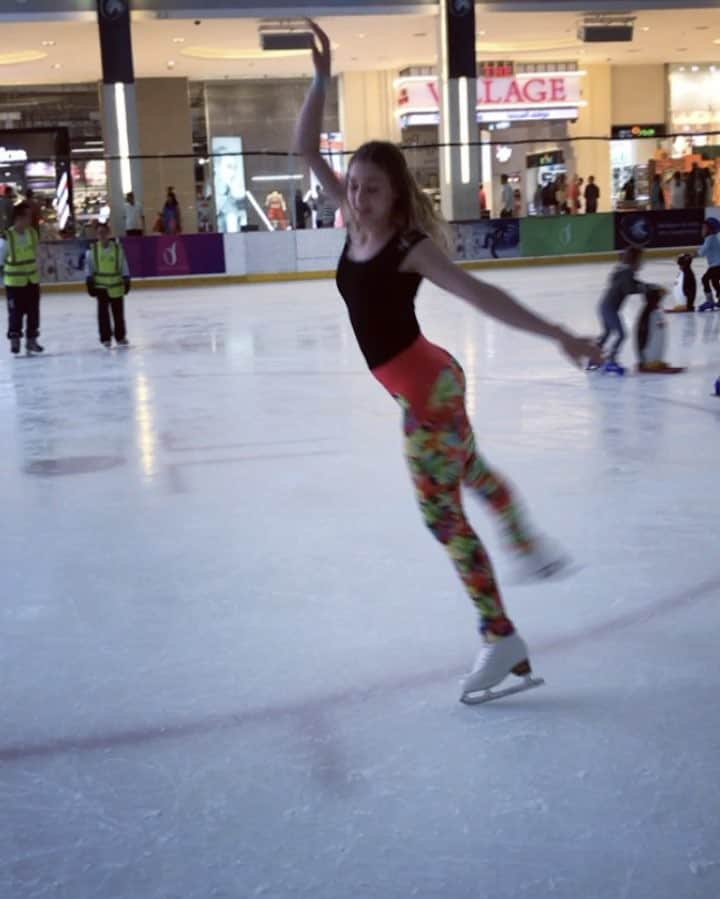 イェニー・サーリネンのインスタグラム：「Couldn't keep myself off the ice❄️ @biancaneveofficial 🌸」