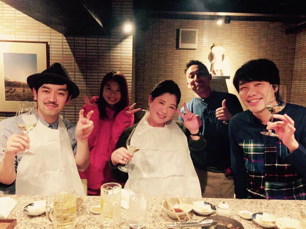 川島明のインスタグラム：「馬場園ちゃんとムーディとジンギスカンを食べた。 馬場園ちゃんはなんでも美味しそうに食べる。 馬場園ちゃんはどんどん完璧な丸に近づいたいる。 馬場園ちゃんは七福神のメンバーに入っても違和感が無いぐらい愛嬌がある。 ムーディはもうトイストーリーに出てるポテトヘッド。 ここのジンギスカン今まで食べたジンギスカンで一番美味しかった。」