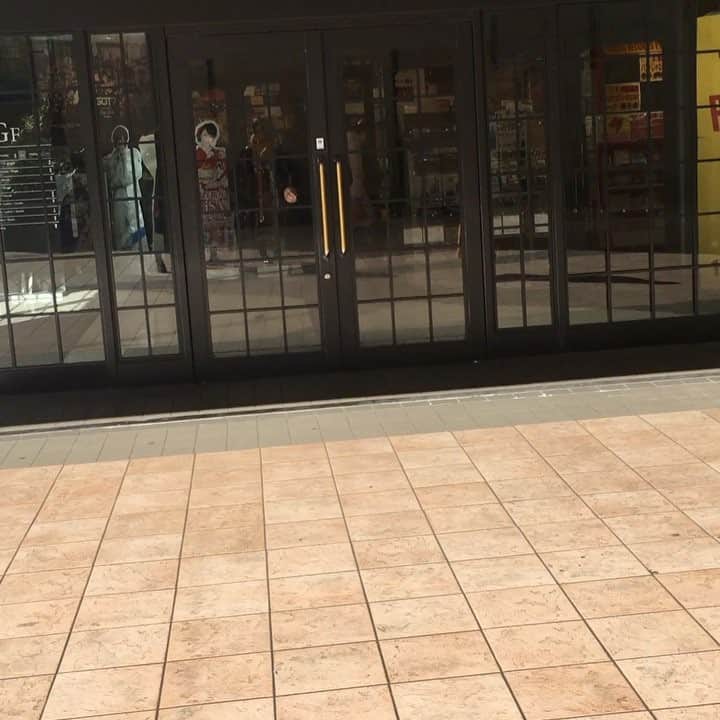 Amelieのインスタグラム：「ドラマチックリリース日という事で、タワーレコード 横浜ビブレ店にきました！ お次は渋谷店に向かいます。 #ドラマチック」