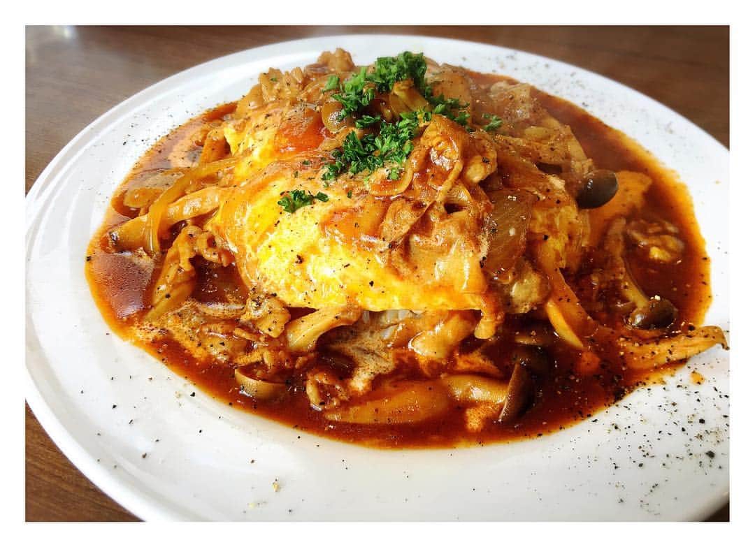 Mr.Dのグルメ日記のインスタグラム：「🍴#parabola 🍴 【メニュー】 #特製オムハヤシライス ¥950 ※ワンドリンク付き  #グルメ #オムハヤシ #オムライス #ランチ#昼ごはん#昼飯#lunch #東京#tokyo#代々木 #tokyofood #japanesefood #food #foodporn #foodpic #foodphoto #instaphoto #delistagrammer #eat#yom#yummy#delicious」