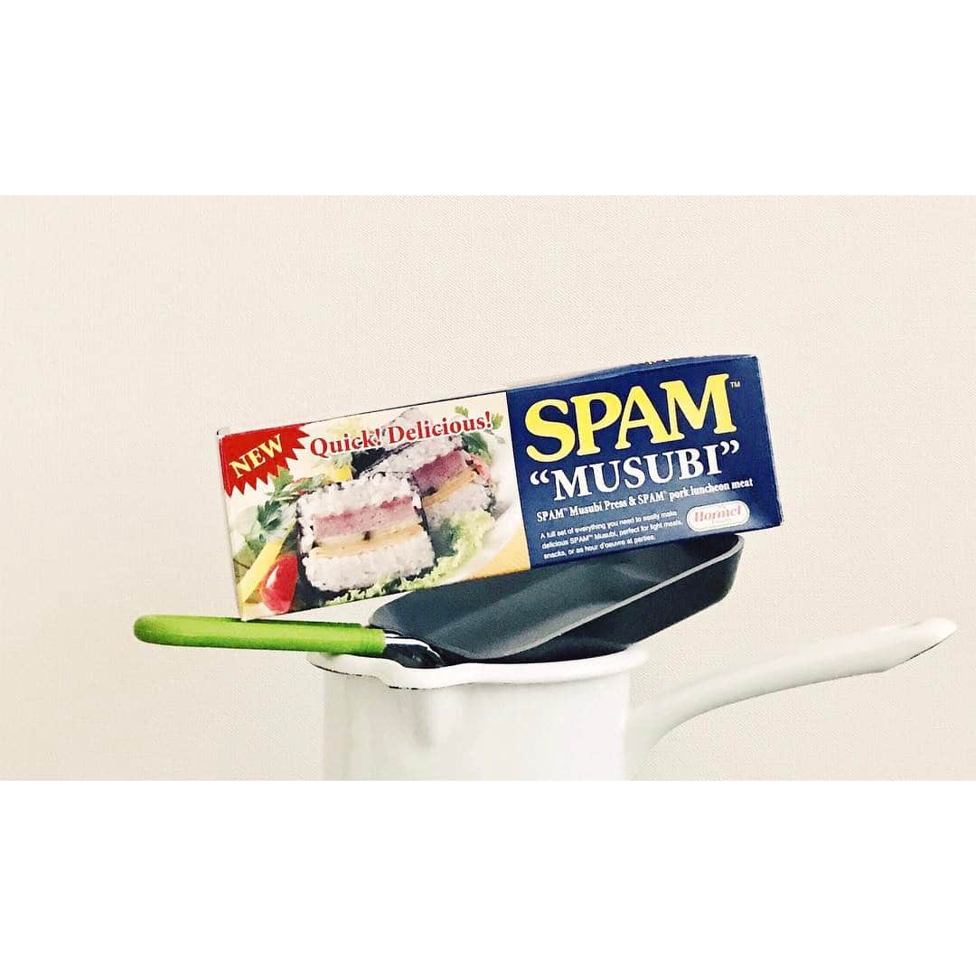 市川実和子のインスタグラム：「こんどの日曜日、 キッチンまわりのフリマがあります🍳 わたしも、すこし出すことになりました。 残念ながら1回も使わなかったスパムむすびメーカーなどを…。 それにしても、このメンバー。 キッチンが大好きな方、 キッチンにまつわることにご興味がある方は、 きっと楽しいはず！ ぜひ！ 詳しくは⇩ . キッチン周りの調理器具や食器などを中心としたフリマです。 大きな物から小さな物まで きっと掘り出し物が見つかると思います。 ぜひのぞきにいらして下さい。 《出品予定者》 小島聖、植松良枝、小林みどり、サノユイコ、小堀紀代美、雅姫、猪本典子、寺本りえこ、野村友里、chioben、市川実和子、向井裕美子、梅山弘子、他（順不同・敬称略） 《キッチンフリマ》 開催日程　1月15日（日）11:00〜17:00 会場 AL 2F Kitchen　東京都渋谷区恵比寿南3−7−17 KiKibldg. 2F　 www.al-tokyo.jp （地図はこちらよりご確認ください） ※東急東横線 代官山駅より徒歩５分、JR・東京メトロ日比谷線 恵比寿駅より徒歩８分 ※カード使用不可」