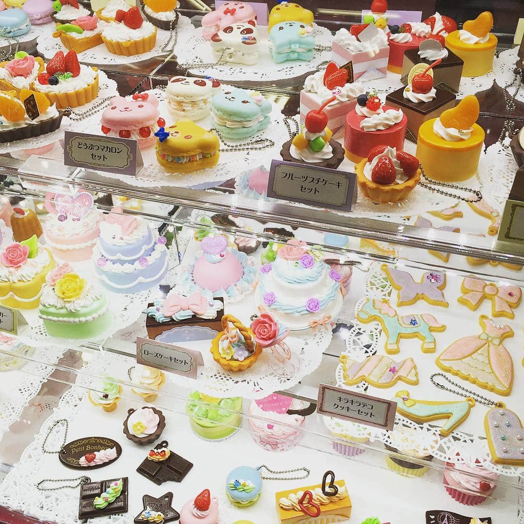 のインスタグラム：「ホイップるで作った作品を飾ってみました！こんなにたくさんあると、ケーキ屋さんみたいですね♪  #ホイップる #whipple #デザイン #かわいい #癒し #スイーツ #ケーキ #ファッション #おしゃれ #フェイクスイーツ #手作り」