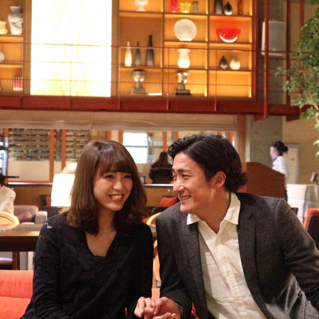 都倉賢のインスタグラム：「結婚記念日  6周年目に突入しました。  良い時も悪い時も、沢山の方々に支えられてここまで来れたこと、そしてどんな時でも一緒になって隣で戦ってくれる妻に感謝の気持ちでいっぱいです。  2017年は変化やチャレンジの年と位置付けております。  これからも沢山の困難が待ち受けていると思いますが2人で手を取り合って成長して人生を楽しみ尽くしていきたいと思います👍 #トクラズ」