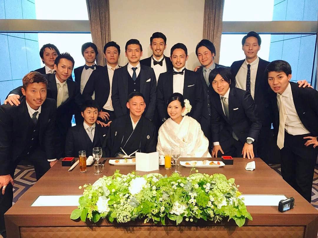 渡部博文のインスタグラム：「昨日は友人の結婚式。 結婚式はみんなに会えるからいいね。 . #専修大学サッカー部 #初めての友人スピーチ #汗だく #薫もいるよ #かずまおめでとう👏👏👏」