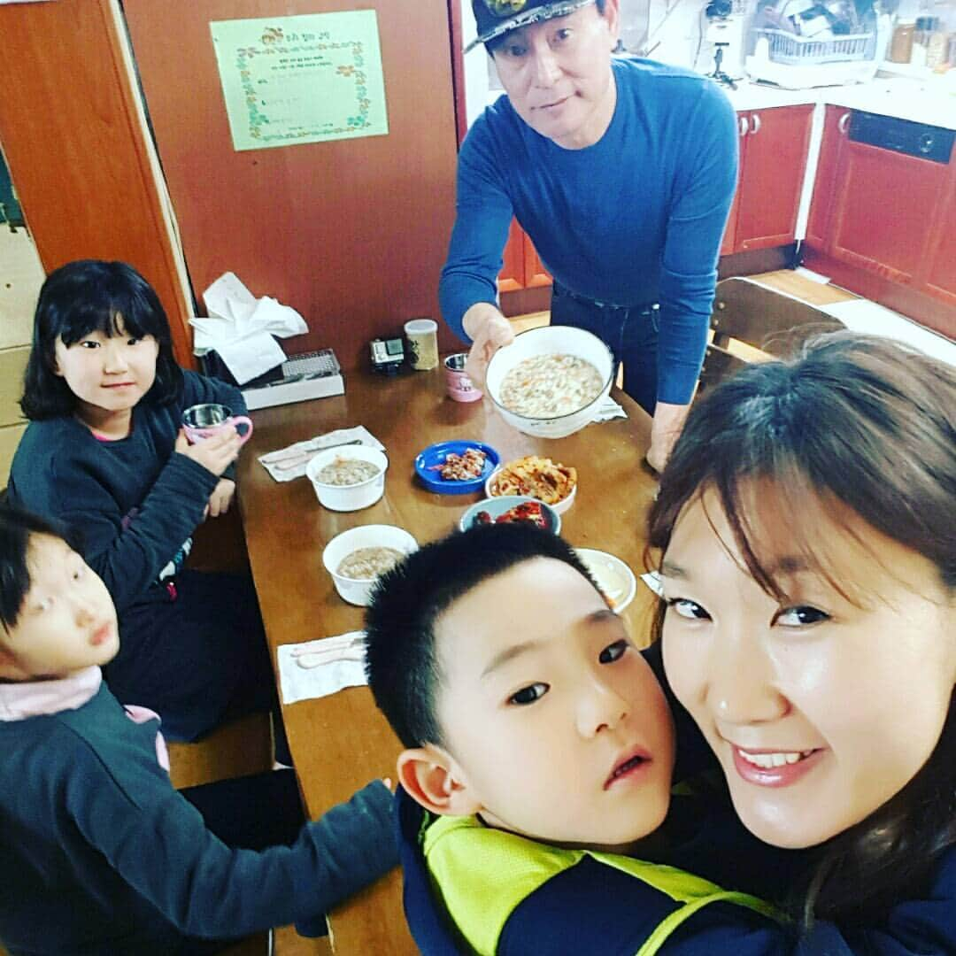 イ・ハヌィさんのインスタグラム写真 - (イ・ハヌィInstagram)「아빠본색오늘방송~ 내생애 처음만든 소고기죽 #아빠본색 #봐~죽 소고기야채죽 #내가원조한위 #한위가족」1月12日 0時30分 - hanwi.lee