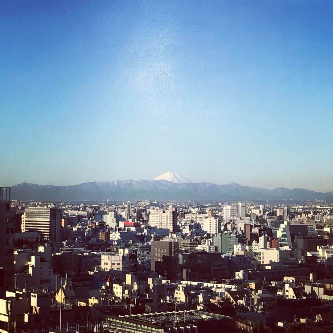 尾川ひふみさんのインスタグラム写真 - (尾川ひふみInstagram)「昨日から東京出張で外苑前のホテルで宿泊。何気に窓を開けたら富士山が！ 綺麗な富士山見るとテンション上がります✨  #富士山 #mtfuji #fujisan #東京 #tokyo #東京出張 #富士山みえた」1月12日 8時02分 - etvos123