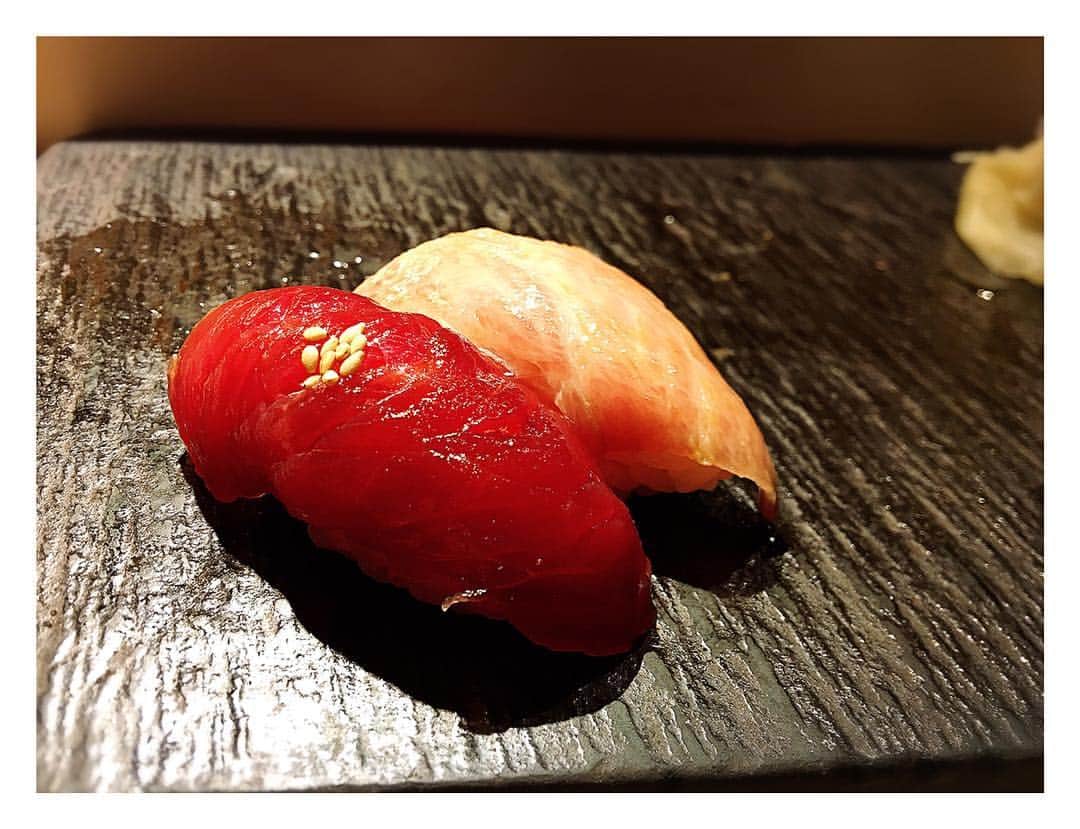 Mr.Dのグルメ日記のインスタグラム：「🍣#SUSHITOKYOTEN 🍣 【メニュー】 夜のおまかせ握り ¥7,000  江戸前の名残り、漬けマグロとトロの握りです。 そのままどうぞ😎  #東京#tokyo#新宿#shinjuku #newoman  #グルメ #晩御飯#晩ごはん#夕食#夕飯 #寿司#sushi #江戸 #tokyofood #japanesefood #food #foodporn #foodpic #foodphoto #instaphoto #delistagrammer #eat#yom#yummy#delicious #デリシャス日記」