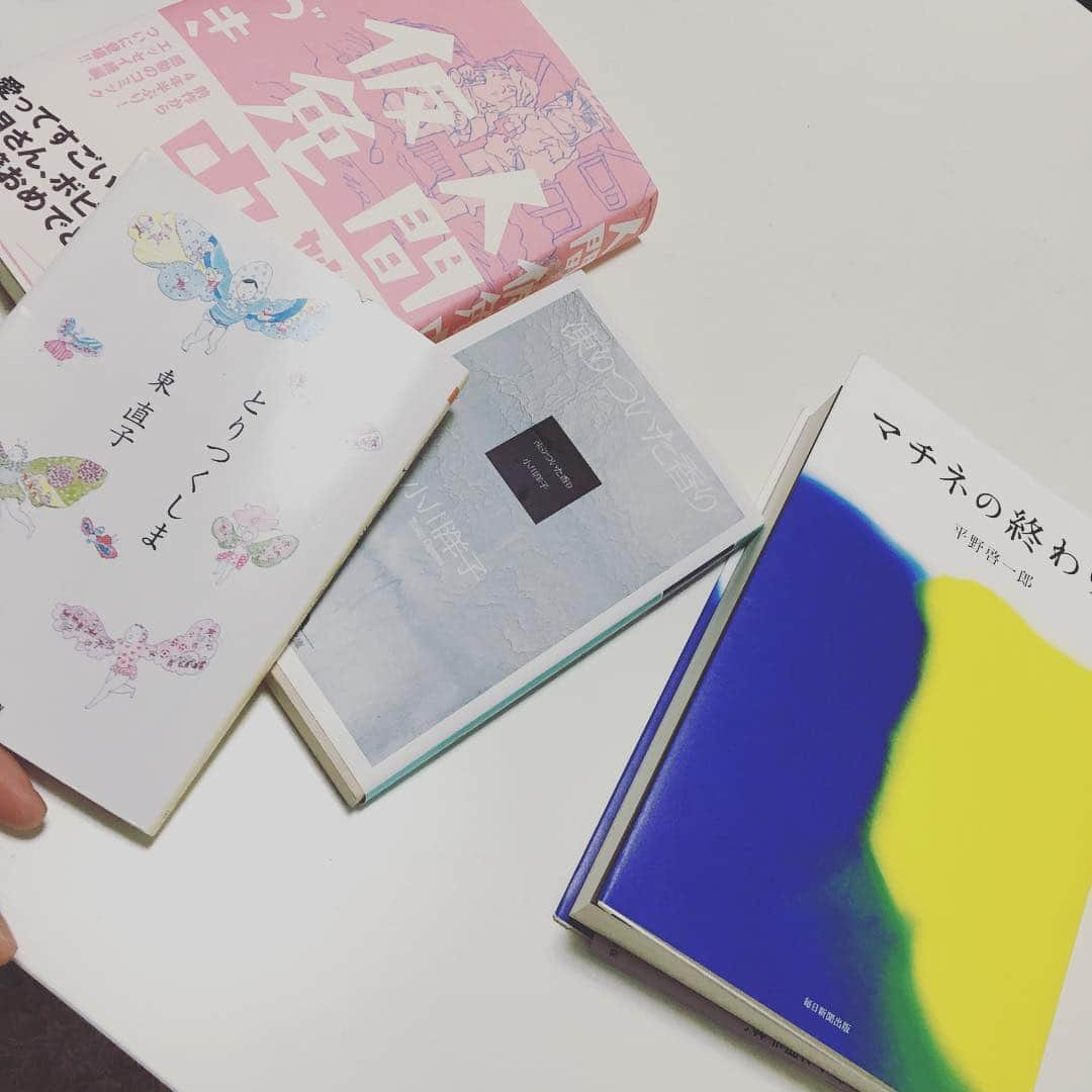 蒼山幸子さんのインスタグラム写真 - (蒼山幸子Instagram)「最近読んだ本たちいくつか。 ここにはないけど穂村弘×角田光代「異性」も読みました、面白かったなあ。 「マチネの終わりに」は切なすぎてぐいぐい読んでしまった。 東直子さんはこの「とりつくしま」が最近よくプッシュされてて実際よかったけど、わたしは「水銀灯が消えるまで」という本がへんで一番好きです。コキリコピクニックランド。 「人間仮免中つづき」は前作読んでいたので気になって。内容が内容だけにとても人に軽くお勧めできないです。けど、とにかく凄まじい。 なんだかわからないけど泣いてしまいます。 この前の投稿で小川洋子作品おすすめいくつか教えてくれた方いましたが、ありがとう！ わたしも大好きでほとんど読んでいます。 今年もいろいろな本読みたいぞ。漫画もね。 おすすめあれば教えてください。 #東直子 #とりつくしま #平野啓一郎 #マチネの終わりに #卯月妙子 #人間仮免中つづき  #小川洋子 #凍りついた香り #穂村弘 #角田光代 #異性」1月12日 13時52分 - sachiko_aoyama