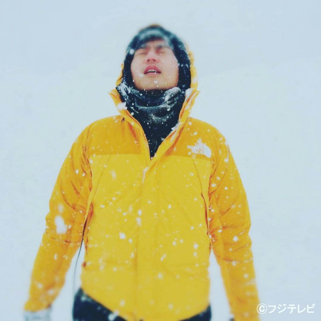フジテレビ「とくダネ！」のインスタグラム：「内野泰輔アナウンサー、酸ヶ湯温泉の中心で大雪取材をする #どんなセリフが合うでしょう #内野泰輔 #アナウンサー #中継 #取材 #青森 #酸ヶ湯 #温泉 #とくダネ大喜利 #大喜利 #2017 #1月12日 #水曜日 #とくダネ #tokudane #fujitv 170112」