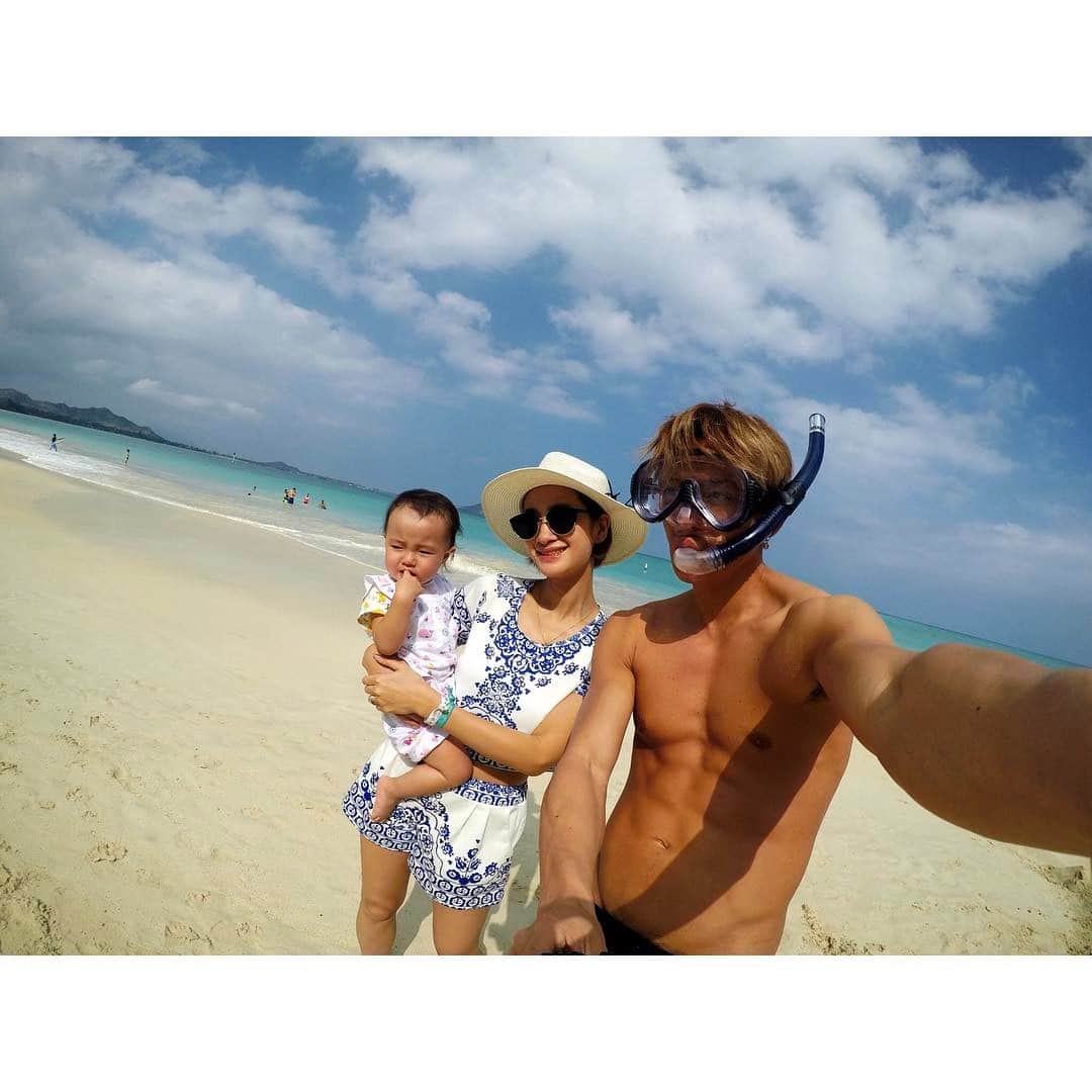 内山麿我のインスタグラム：「最終日、アロハりました。やっとこさハワイらしい雰囲気w 海は冷たかったけど、ワクワクの方が勝ちました🏋🏽✨ #hawaii #晴れ #晴れ男 #晴れ女 #晴れ家族 #あろは #aloha #kailua #beach #ゴープロのある生活  #ゴープロっていいねw」