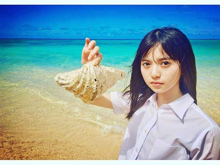 齋藤飛鳥 写真集『潮騒』のインスタグラム：「シャコガイ?!?!?! #齋藤飛鳥 #潮騒 #シャコ #あしゅ #持ちかた #制服と海」