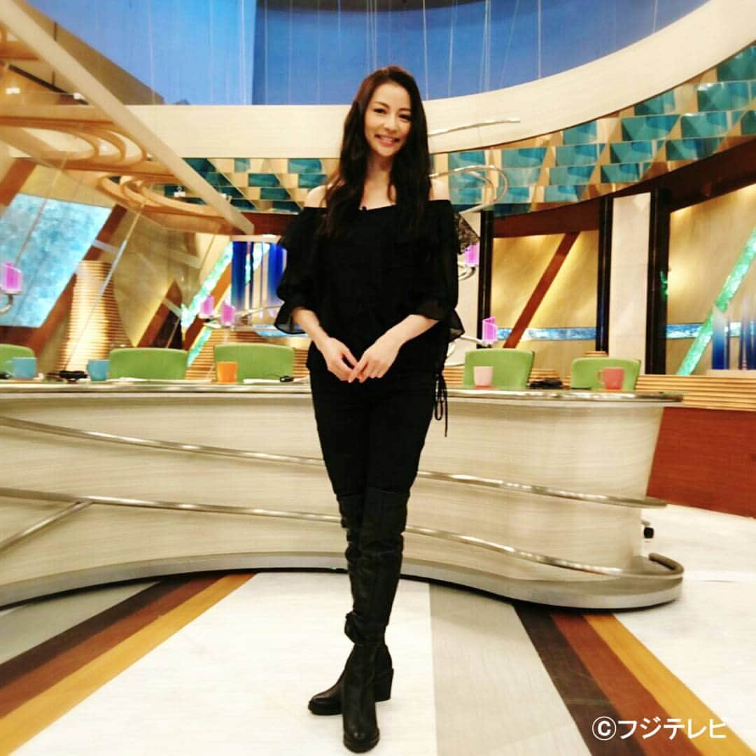 フジテレビ「とくダネ！」のインスタグラム：「本日ゲストに来てくださった香里奈さんが全身ブラックのハンサムコーデ♪ レースつきオフショルダー+スキニーパンツ+ニーハイブーツでビシッと決まってます 香里奈さん主演の木曜ドラマ「嫌われる勇気」は今夜10時スタートです!(^^)! #香里奈 #嫌われる勇気 #ドラマ #モデル #女優 #とくダネコーデ #ファッション #コーディネート #今日のコーデ #コーデ #オフショルダー #スキニーパンツ #ニーハイブーツ #とくダネ #tokudane #フジテレビ #fujitv #2017 #1月12日 #木曜日 170112」