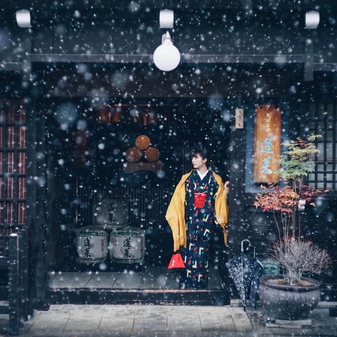 Naokoさんのインスタグラム写真 - (NaokoInstagram)「snowy Hida- Furukawa☃️ * 今日も @hanako_magazine の撮影で飛騨古川へ。古い町並みを着物で散歩しました。三寺参りという古川の行事を模擬体験♩着物もお寺の雰囲気も本当に素敵で楽しかったです。雪の降る渡辺酒造さんの前でパシャリ📷」1月12日 19時38分 - chiaoking