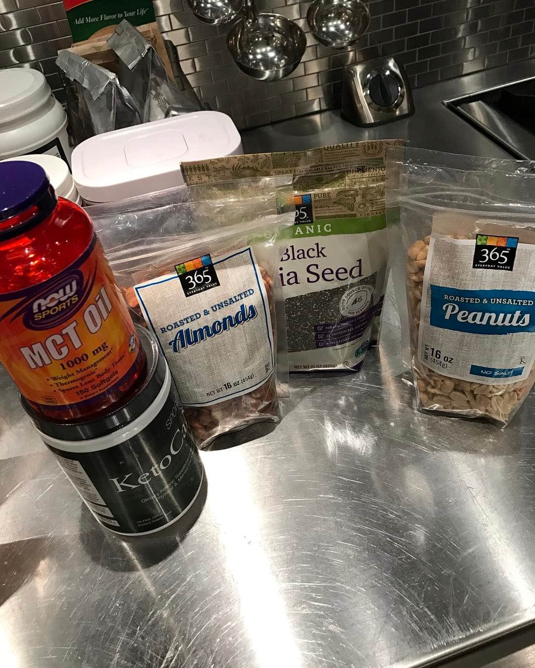 ダルビッシュ有さんのインスタグラム写真 - (ダルビッシュ有Instagram)「ローカーボダイエットに必須な食品、サプリメントです。 低糖質で低脂質にもしてしまう人がいますが良質な脂質はしっかり摂取しましょう(^^) #lowcarb #diet #MCT #ketocana #almond #peanuts #chiaseed」1月13日 9時41分 - darvishsefat11