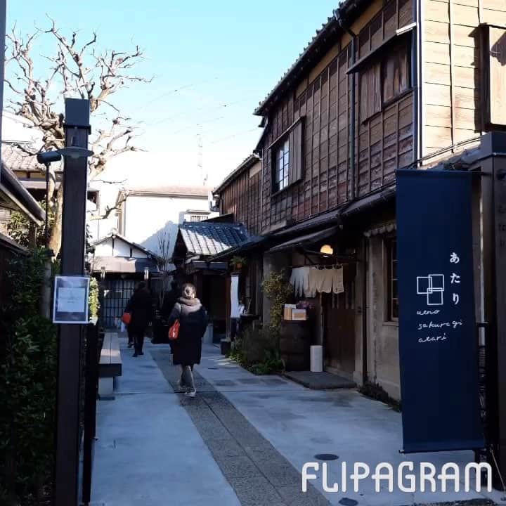 mamiのインスタグラム：「go for a walk 🚶🏻． 『 上野桜木あたり 』． ． ． おはようございます♬ ． 昨日は お休みになったので 昨年TVで観て 行ってみたかった #上野桜木あたり に散歩がてら行って来ました 。 ． ． 昭和13年築の古民家を現代に蘇らせた複合施設 ビアホールや美味しいパン屋さん Kayaba Bakery オリーブとお塩のお店なんかも入ってます 動画の中にある グリーンのラテはオリーブラテ 美味しかった〜♡ ． ． ． 規模はそんなに大きく無いけど タイムスリップしたみたいな感じになりました😊 。 ． ． #散歩  #上野  #mami_散歩」