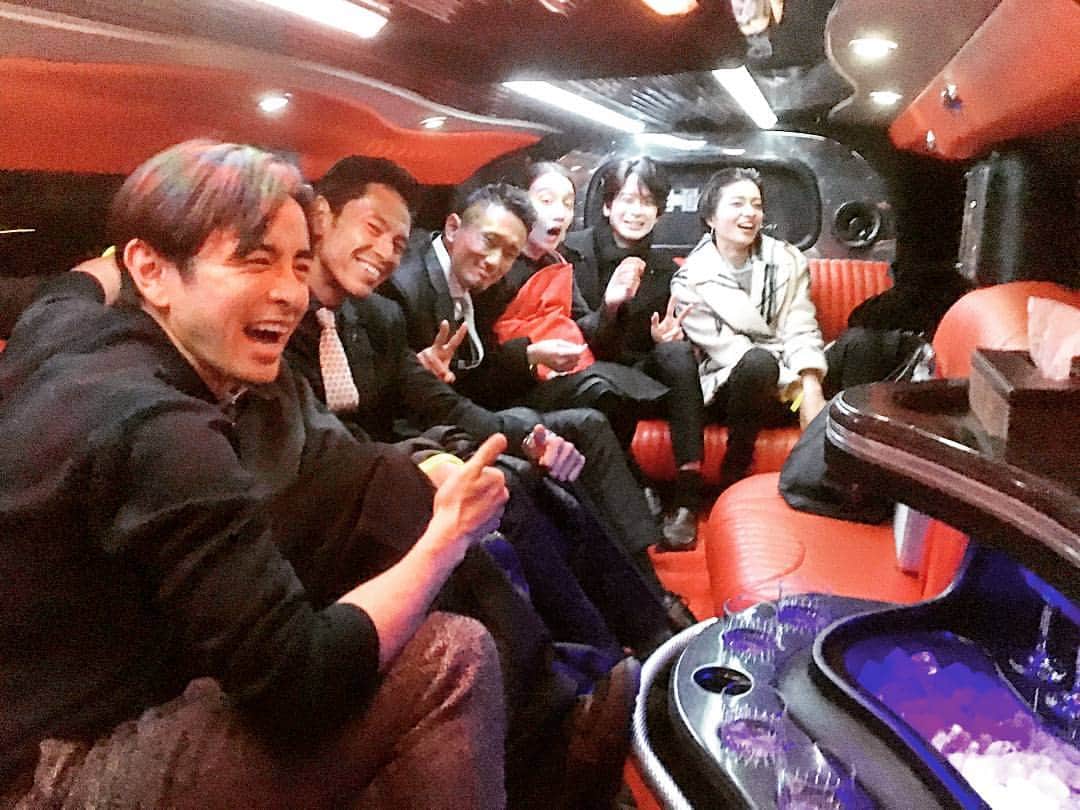 梅野源治のインスタグラム：「先輩が経営している【株式会社FEIDA JAPAN】にお願いをして、リムジンを出してもらってのバークインスタイル大忘年会……楽しかったな～♪ #リムジン #フェイダージャパン #ディレックス  #スターリムジン #バークインスタイル #忘年会 #FEIDAJAPAN #DIREX #starlimousine #BARKinSTYLe #GenjiUmeno #SHOGO さん #呉山賢治 さん #梅野源治 #長井短 さん #山崎俊  #micari さん」